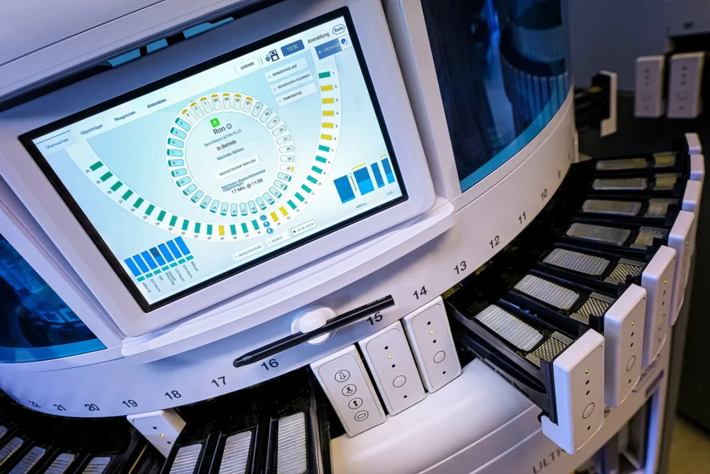 Laboreinrichtung mit Dreh‑Karussell‑Probenhaltern und integriertem Display