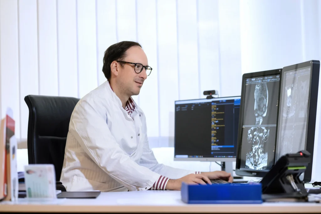 Prof. Dr. Roland Syha während der Arbeit